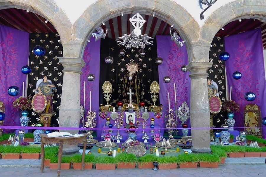 El Altar de Dolores: Simbología Oculta y Tradición Virreinal 4