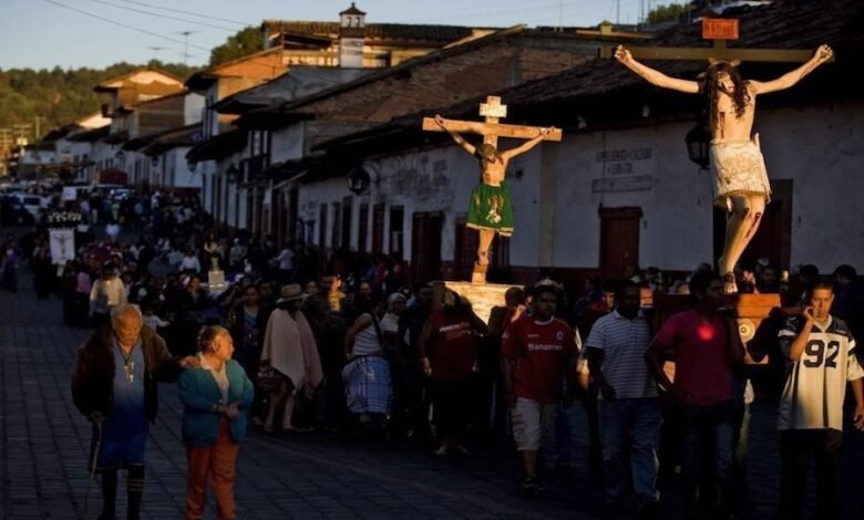 La Procesión de los Cristos: El Desfile de los Gigantes de Maíz 10