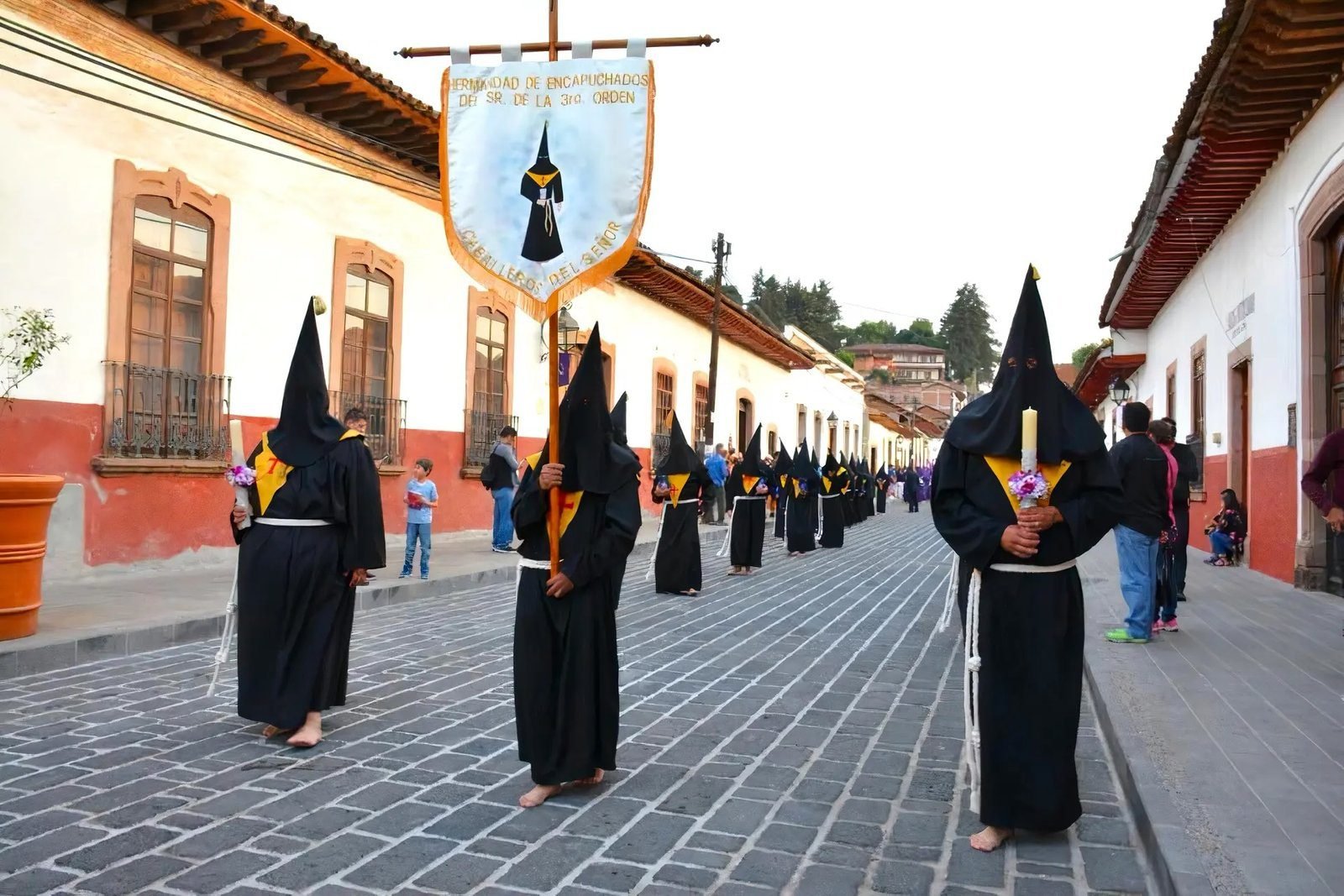 La Procesión del Silencio: Un Río de Fe y Penumbra: La Verdad del Luto y la Raíz Virreinal 2 La Procesión del Silencio: Un Río de Fe y Penumbra: La Verdad del Luto y la Raíz Virreinal 2