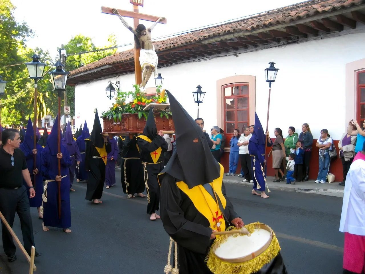 La Procesión del Silencio: Un Río de Fe y Penumbra: La Verdad del Luto y la Raíz Virreinal 4 La Procesión del Silencio: Un Río de Fe y Penumbra: La Verdad del Luto y la Raíz Virreinal 4