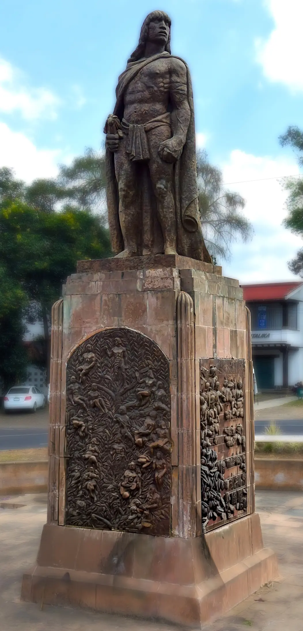 Monumento a Tangaxhoan II en la glorieta de entrada a Pátzcuaro, obra de Guillermo Ruiz en cantera rosa.