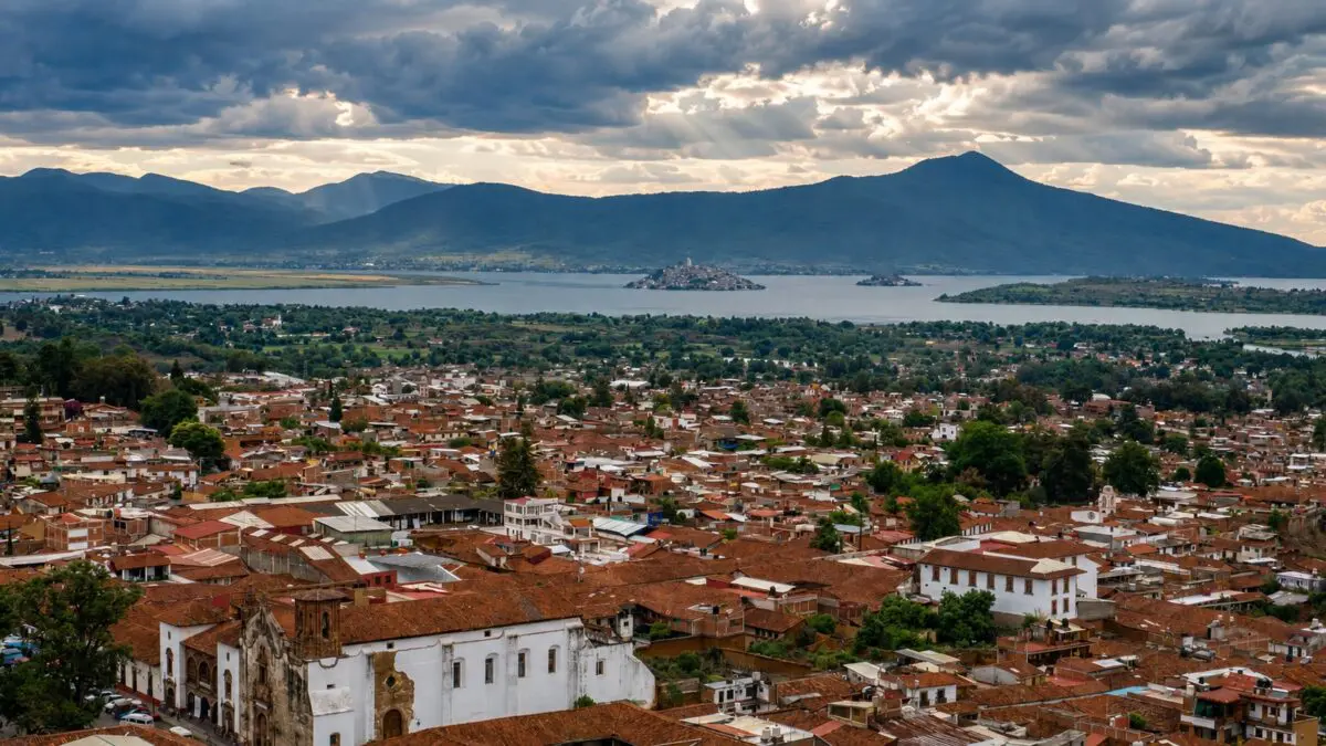 Vista panorámica de Pátzcuaro, el lago y la cuenca