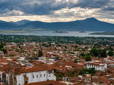Vista panorámica de Pátzcuaro, el lago y la cuenca