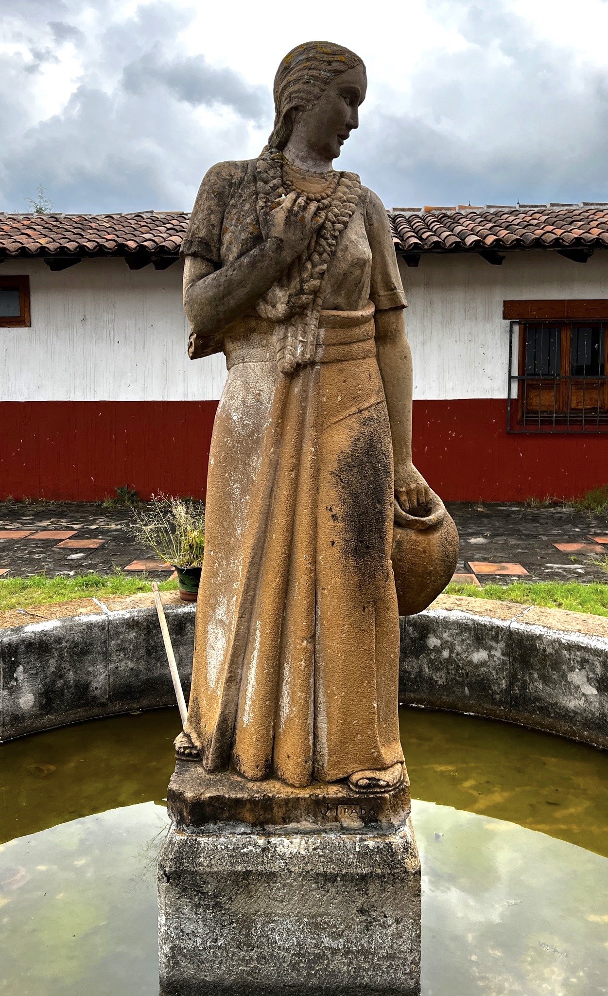Escultura La Tzurumba en Tzurumútaro Michoacán, obra de talla directa de Juan Tirado Valle.