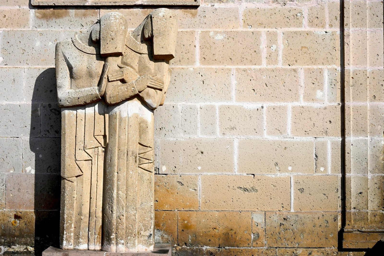 Escultura Las Plañideras en Morelia, obra de estilo Art Decó del escultor Guillermo Ruiz.