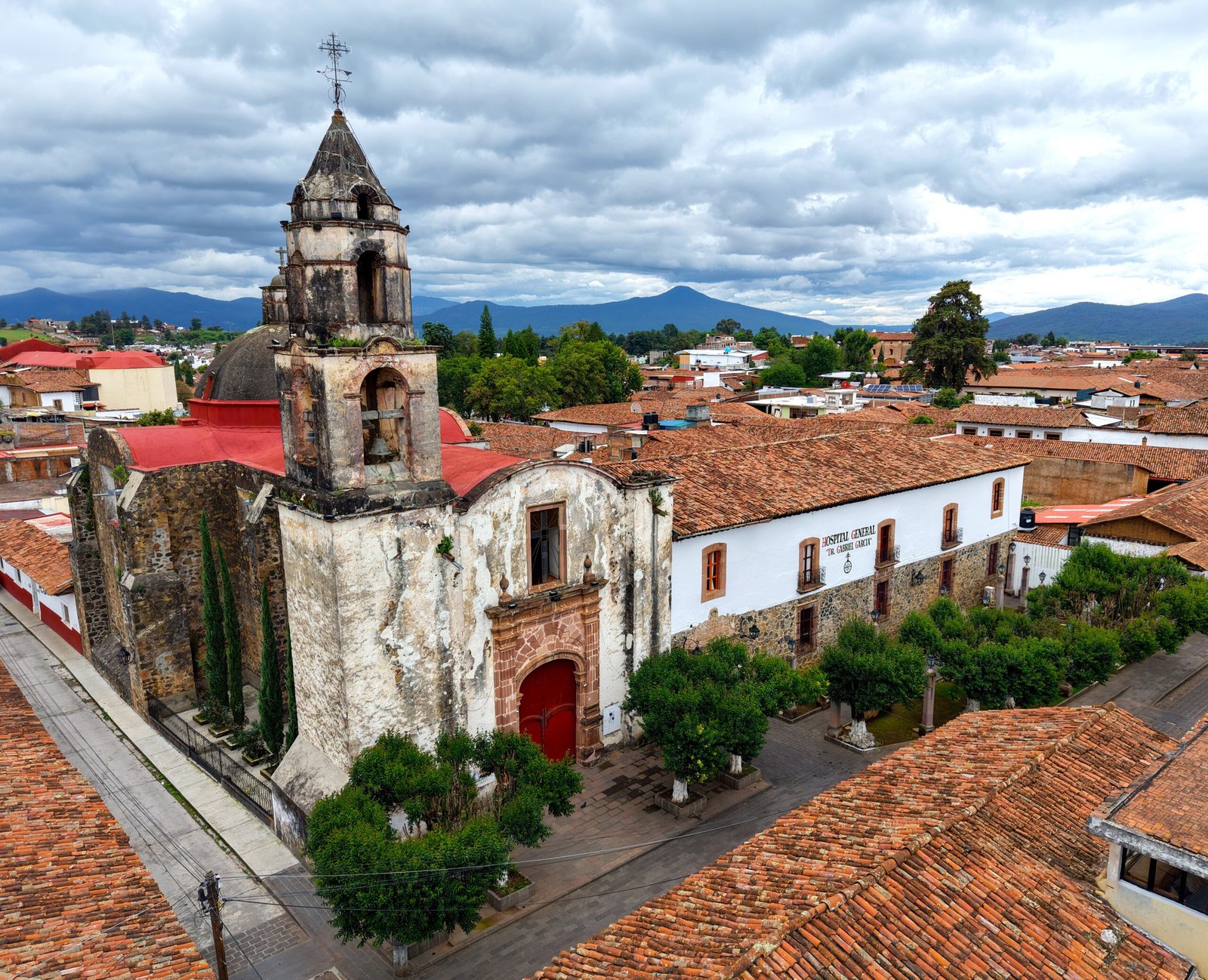 Fachada del Hospital General Gabriel García en Pátzcuaro, operando desde 1672.