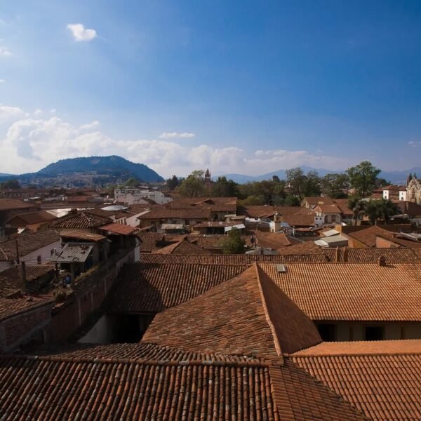 Vista urbana de Pátzcuaro con tejados y viviendas del centro histórico.
