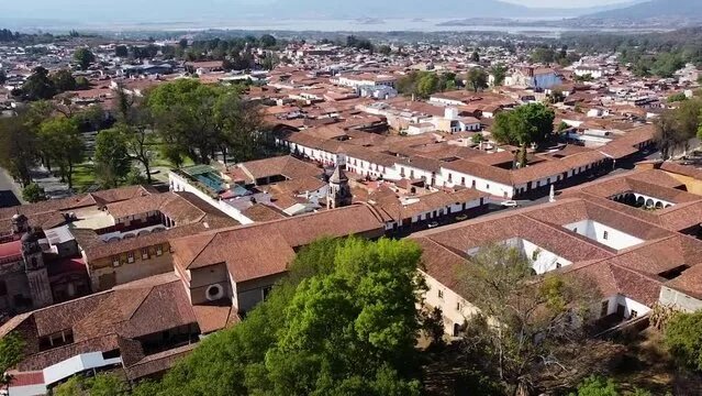 Vista panorámica del centro urbano de Pátzcuaro y sus tejados.