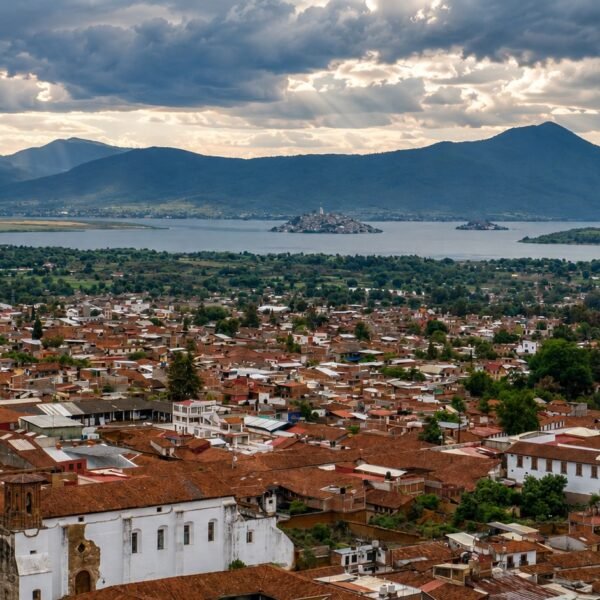 Vista panorámica de Pátzcuaro, el lago y la cuenca