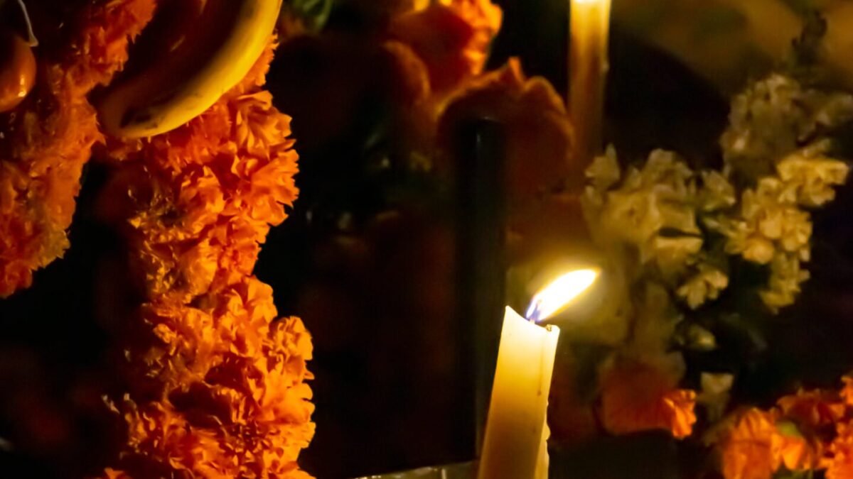 Panteon durante la Noche de Muertos en Michoacan