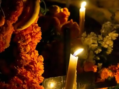 Panteon durante la Noche de Muertos en Michoacan